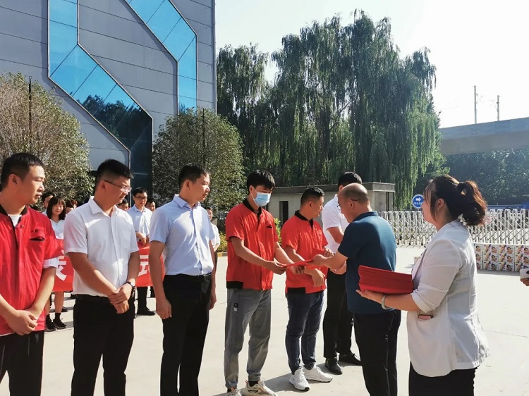 【要聞】寶潤達召開抗洪救援物資發放及先進個人表彰大會