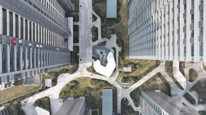 40℃+熱浪“烤”驗建筑！“清涼鎧甲”正成為高溫城市的救命科技！